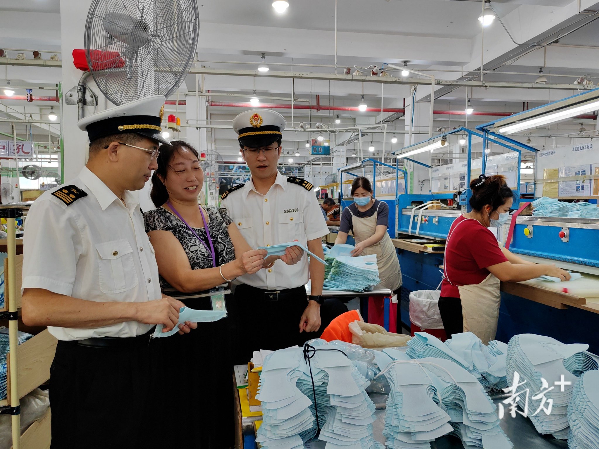广州海关所属清远海关关员到运动鞋生产企业调研了解出口订单生产情况。受访者供图
