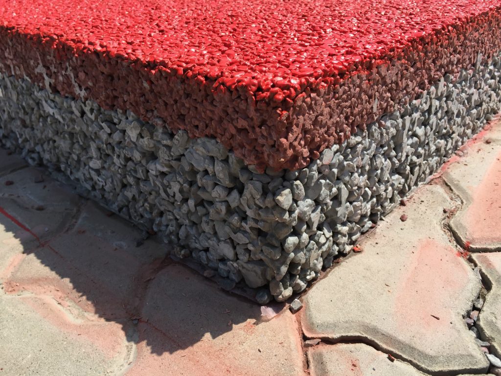 彩色透水地坪还能提供过滤效果，避免汽车及工业排放重金属，轮胎磨损及工业粉尘等直接流入河流中。