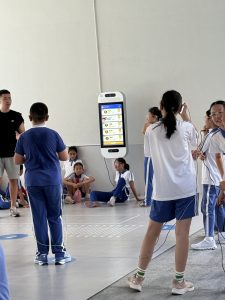 现在的学生大小课间是真的快乐！ 还记得我们以前课间活动除了跳皮筋就是跟同学们你追我赶，