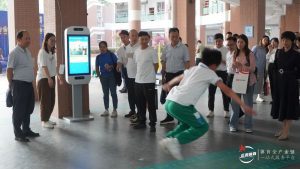 每天校内运动不少于2小时！#上海倡导中小学生人人学会游泳#】上海出台重磅举措，